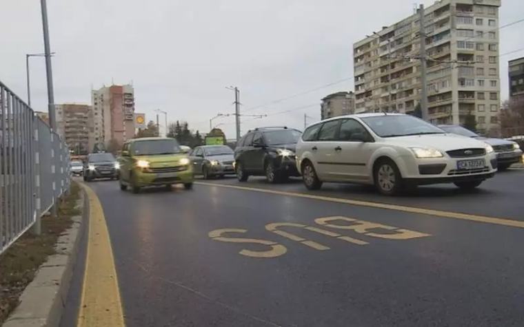 ПП предлага такситата с клиенти да се движат в бус лентите