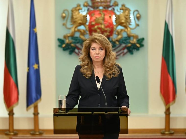 Йотова към социалистите: Президент на всички граждани не означава да заличиш пътя си и хората, с които си вървял (Обзор)
