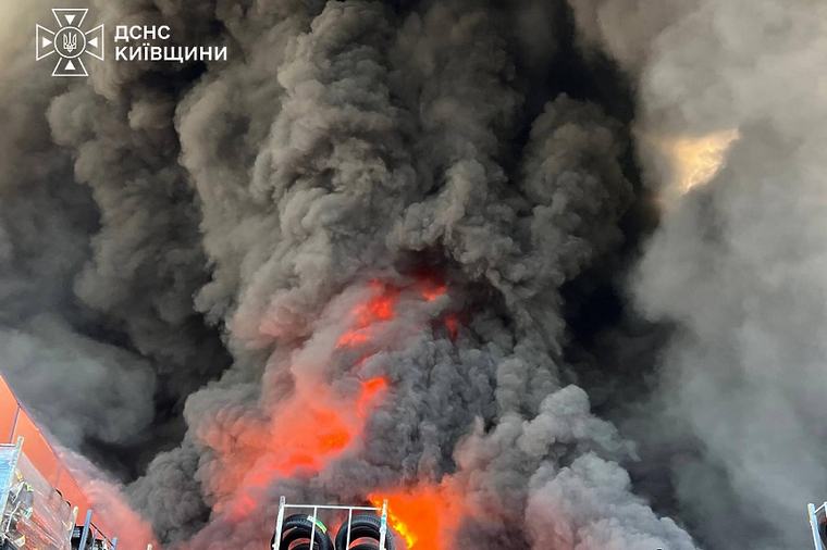 Десетки загинали след руска атака в Киевска област и детонация в склад