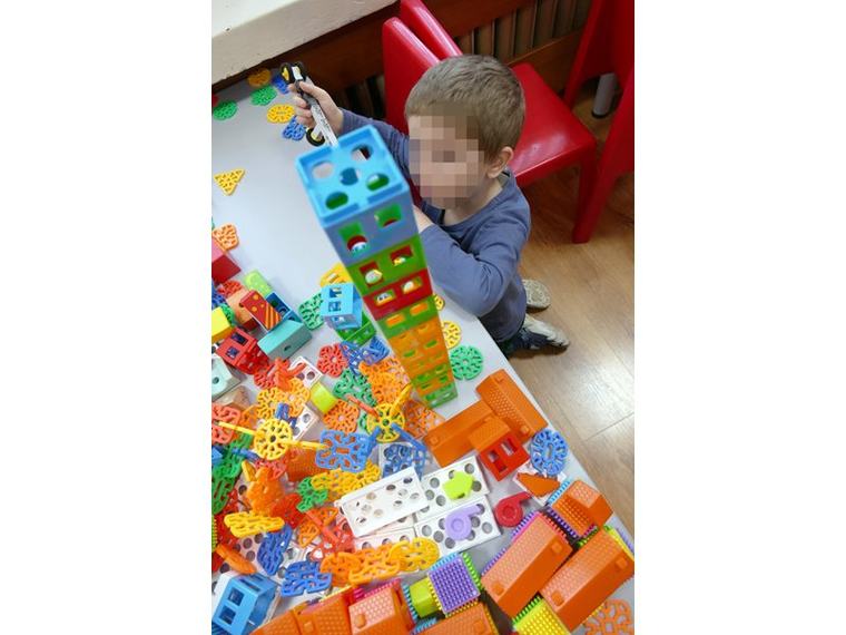 Игра за 6-годишните: улучват ли вратата с топката, знаят ли обратното на “смел”