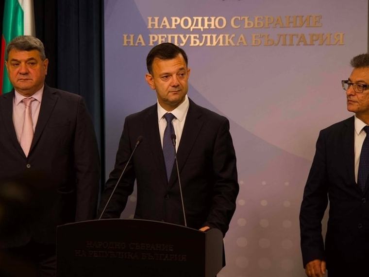 Слагат дефибрилатори в патрулки и пожарни, за да оказват полицаите първа помощ (Обзор)