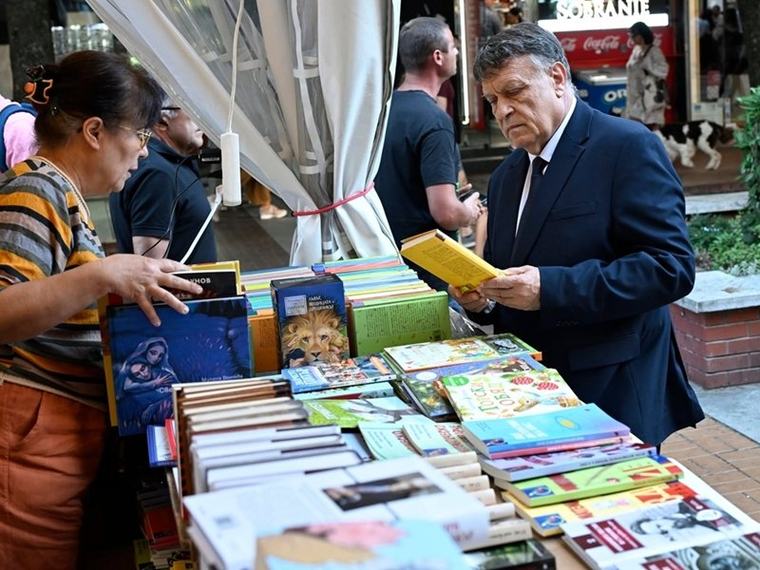 Министър взе за своята внучка "Малката принцеса", която обича да чете и измисля истории