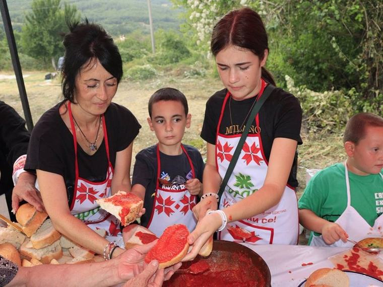 Фестивал на лютеницата събра десетки жители и гости на с. Логодаж