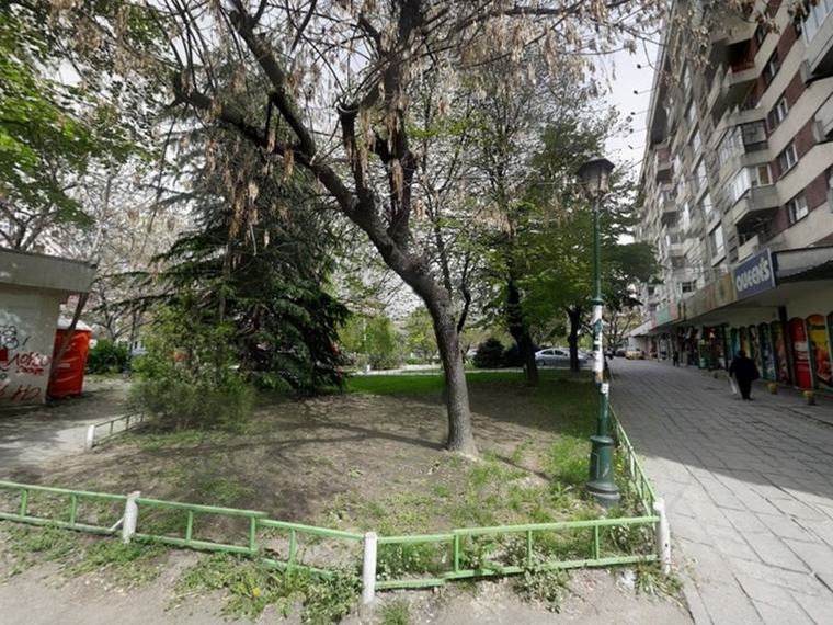 Пловдивчани се притекоха на помощ на дрогиран на пейка, той: Боклуци, пак ще ме заключат!