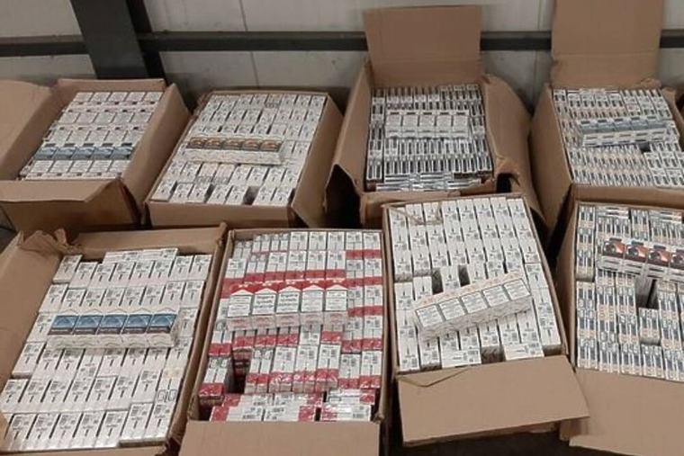 По 7 г. ще лежат в затвора трима действащи полицаи, откраднали 382 134 кутии цигари