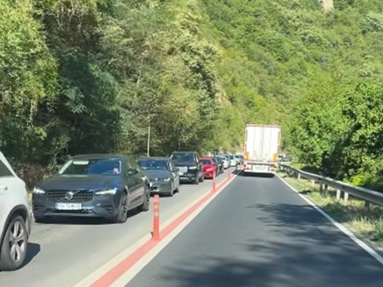 АПИ: Падналата скална маса в Кресненското дефиле е почистена, трафикът е интензивен