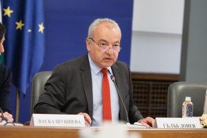 Бюджет 2027 залага 2400 евро таван за осигуровки
